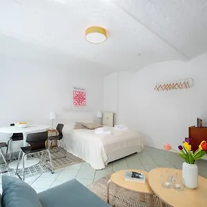 Apartment Hideaway With Terrace, Berlin